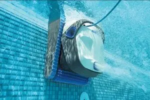 Robot limpiafondos limpiando piscina